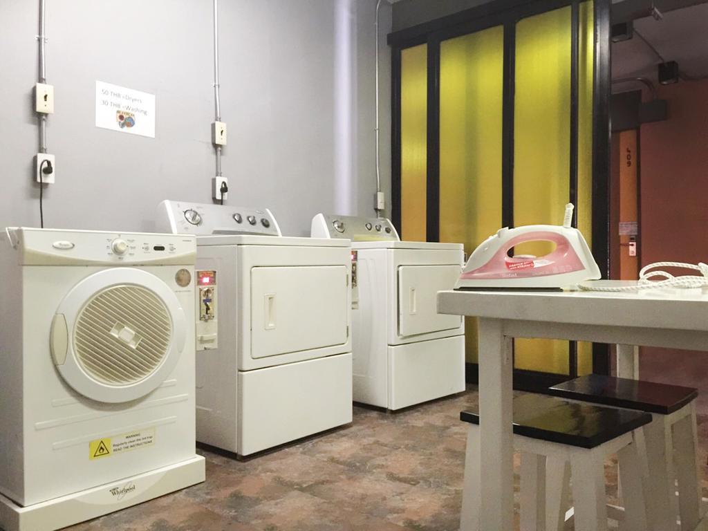 Saphaipae Hostel Bangkok Exteriör bild