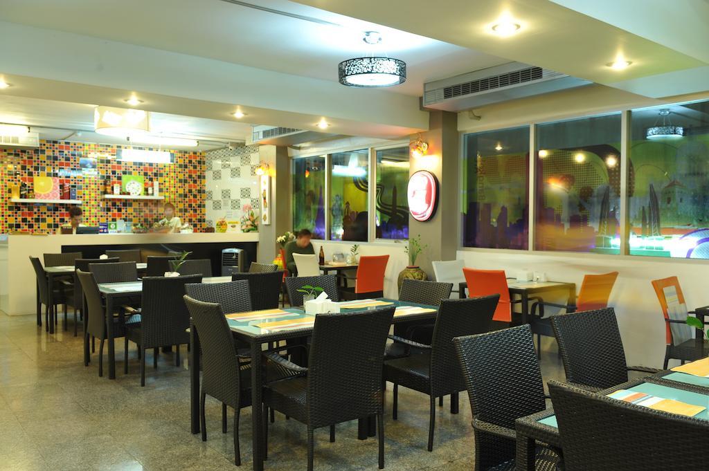 Saphaipae Hostel Bangkok Exteriör bild