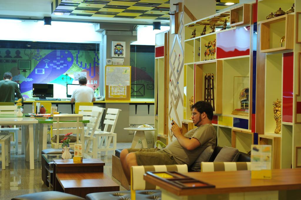 Saphaipae Hostel Bangkok Exteriör bild